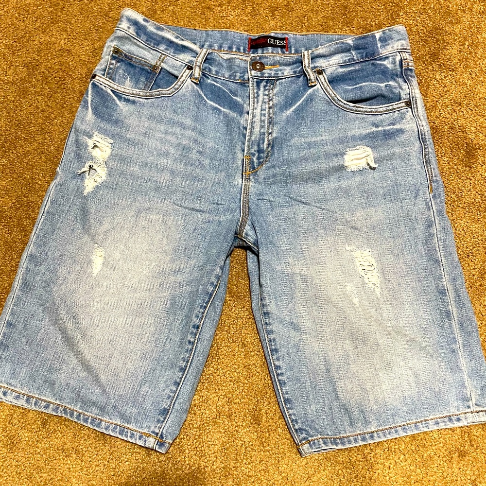 BEAUTIFUL PAIR OF GUESS LIGHT INDIGO WASH DISTRESSED DENIM JEAN SHORTS SIZE 33W!